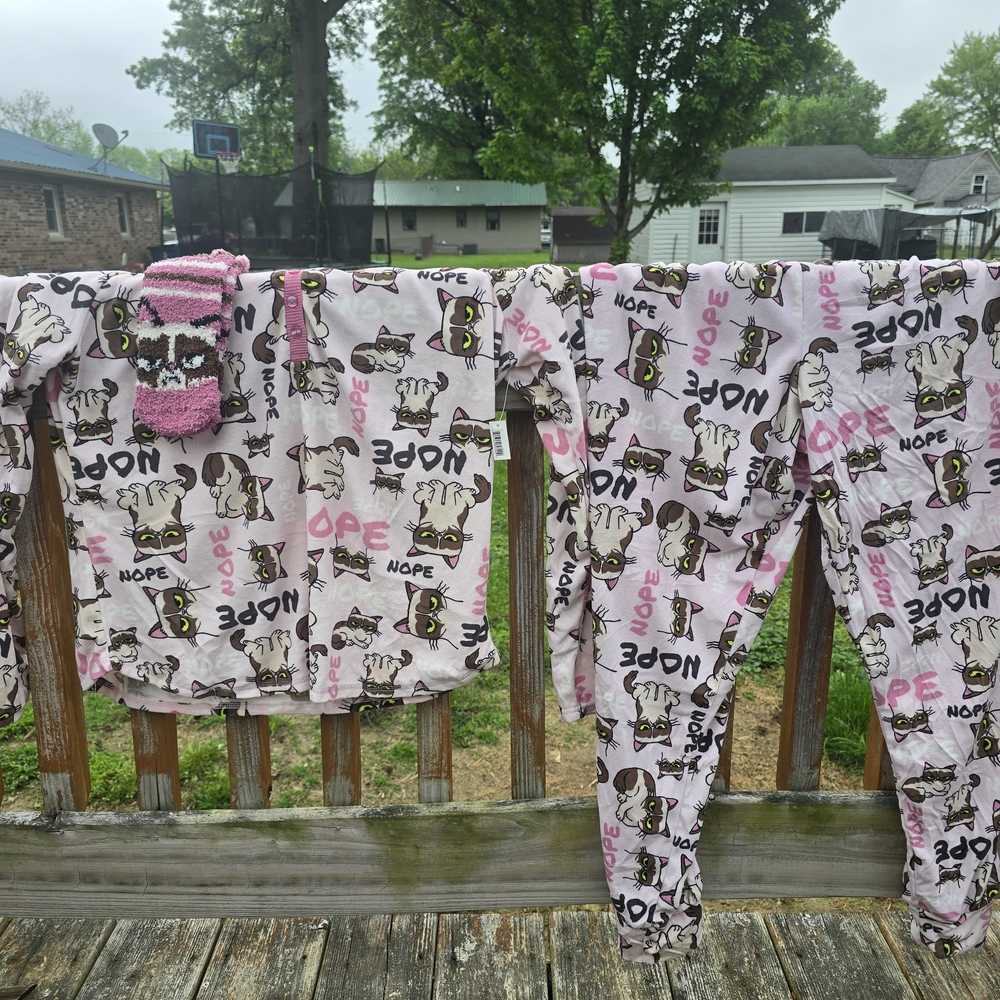 Women's Pajamas with Cat Print - Pink
